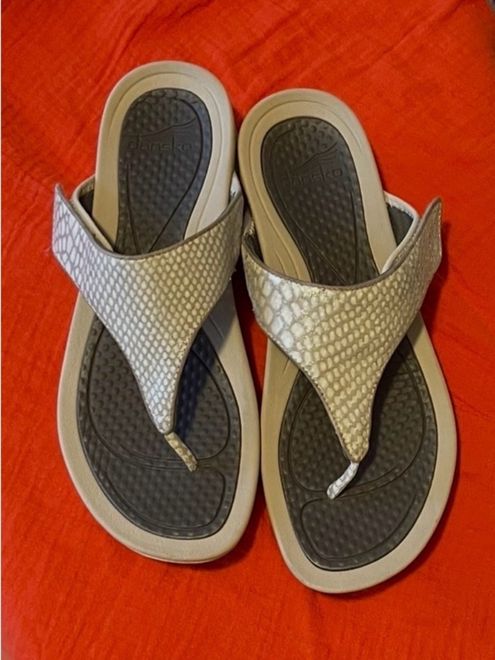 dansko- Women's Snake-Texture Thong Sandals in Tan and White